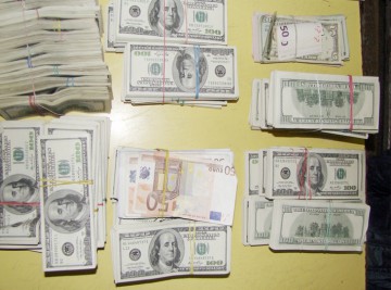 Euro se prăbuşeşte din nou în raport cu dolarul!